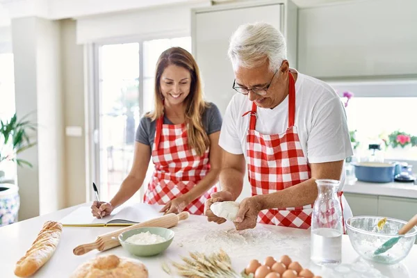 Middelbare Leeftijd Hispanic Paar Glimlachen Gelukkig Koken Brood Keuken — Stockfoto