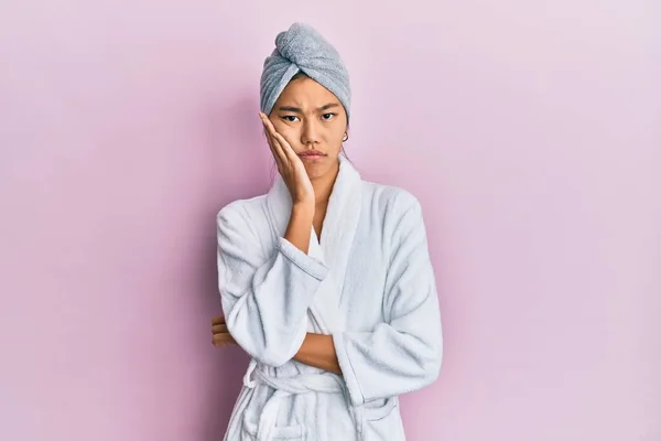 Jonge Chinese Vrouw Met Een Badjas Badjas Die Moe Uitziet — Stockfoto