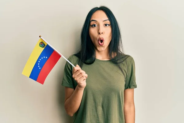 Mladá Hispánka Drží Venezuelskou Vlajku Vyděšená Užaslá Otevřenými Ústy Pro — Stock fotografie