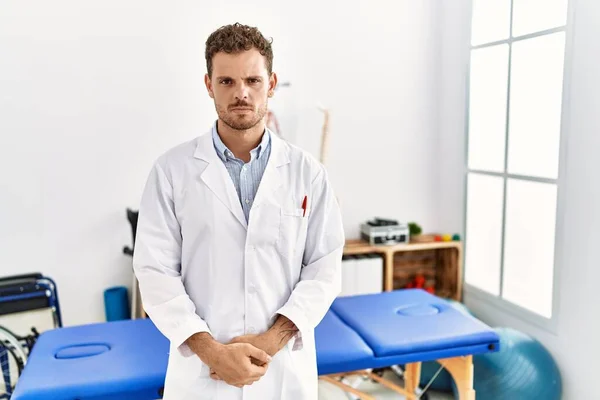 Ağrı Kesici Kliniğinde Çalışan Yakışıklı Genç Adam Şüpheci Gergin Sorun — Stok fotoğraf