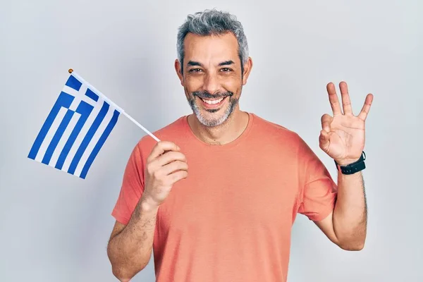 Όμορφος Μεσήλικας Άνδρας Γκρίζα Μαλλιά Κρατώντας Την Ελληνική Σημαία Κάνει — Φωτογραφία Αρχείου