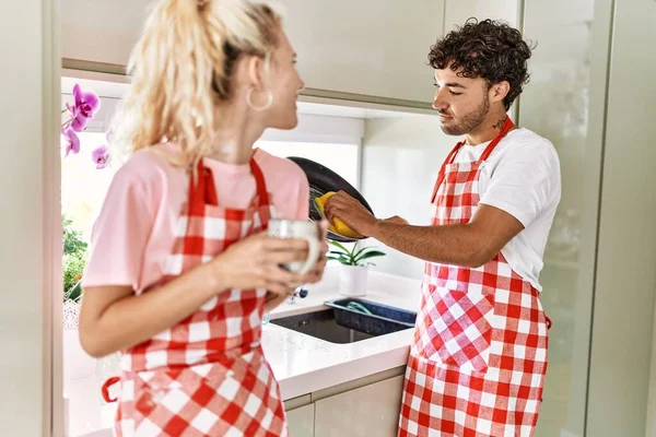 Jong Paar Glimlachen Gelukkig Afwassen Het Drinken Van Koffie Keuken — Stockfoto