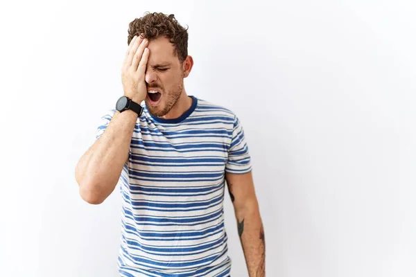 Bonito Jovem Sobre Fundo Isolado Bocejando Cansado Cobrindo Metade Rosto — Fotografia de Stock