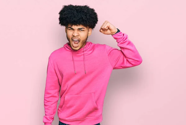 Jovem Americano Africano Com Cabelo Afro Vestindo Camisola Rosa Casual — Fotografia de Stock