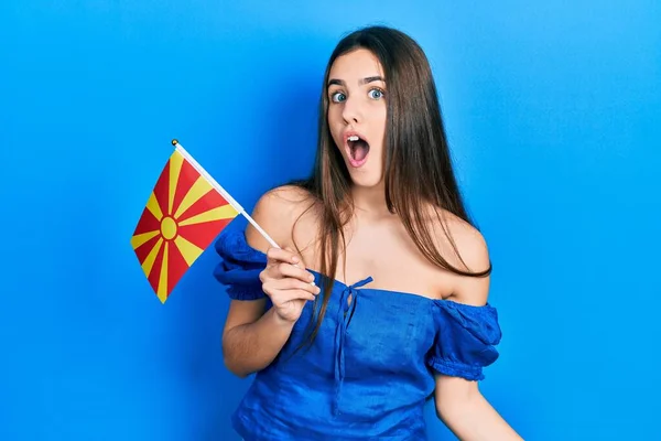 Mladá Brunetka Teenager Držet Macedonian Vlajka Vyděšený Ohromen Otevřenými Ústy — Stock fotografie