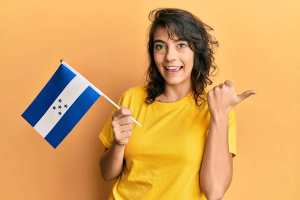Jonge Spaanse Vrouw Houdt Honduras Vlag Wijzen Duim Naar Zijkant — Stockfoto