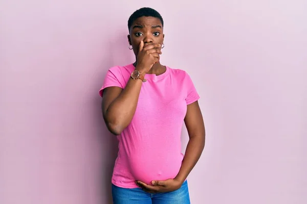 Mujer Afroamericana Joven Esperando Bebé Tocando Vientre Embarazada Sorprendió Cubriendo —  Fotos de Stock