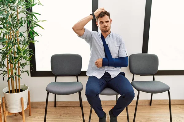 Knappe Jongeman Bij Dokter Wachtkamer Met Armletsel Verwarren Zich Afvragen — Stockfoto