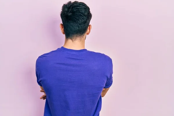 Junger Hispanischer Mann Lässigem Shirt Steht Rückwärts Und Blickt Mit — Stockfoto