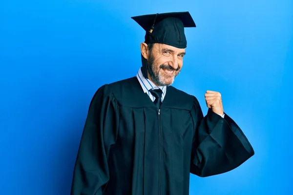 Μεσαίωνας Ισπανός Που Φοράει Καπέλο Αποφοίτησης Και Επίσημη Ρόμπα Χαμογελώντας — Φωτογραφία Αρχείου