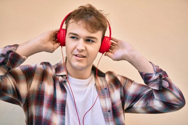 Joven Hombre Caucásico Sonriendo Feliz Usando Auriculares Ciudad —  Fotos de Stock