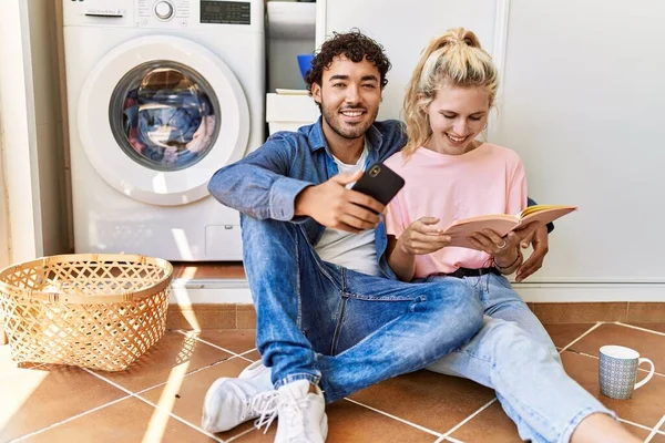 Unga Par Ler Glad Läsning Bok Och Använda Smartphone När — Stockfoto