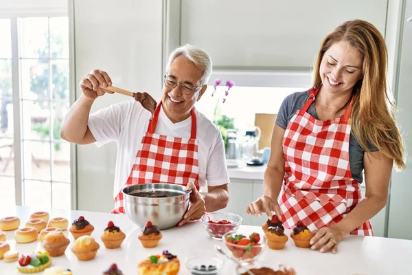 Casal Hispânico Meia Idade Sorrindo Bolos Cozinha Felizes Cozinha — Fotografia de Stock