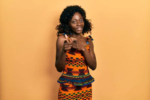 Ung Afrikansk Amerikansk Kvinna Bär Traditionella Afrikanska Kläder Pekar Finger — Stockfoto