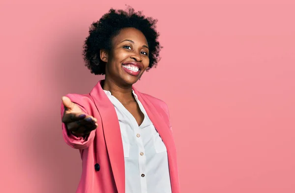 Afrikansk Amerikansk Kvinna Med Afro Hår Bär Business Jacka Leende — Stockfoto