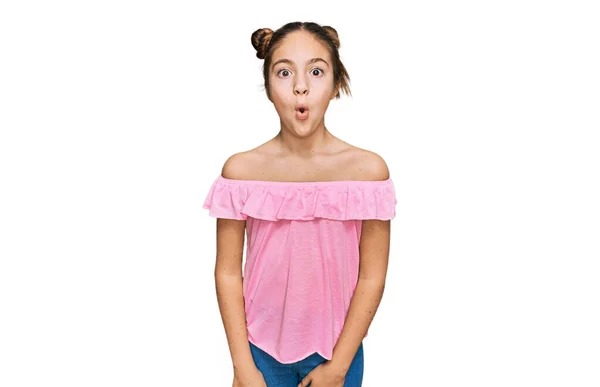 Mooi Brunette Klein Meisje Dragen Zomer Roze Shirt Bang Verbaasd — Stockfoto