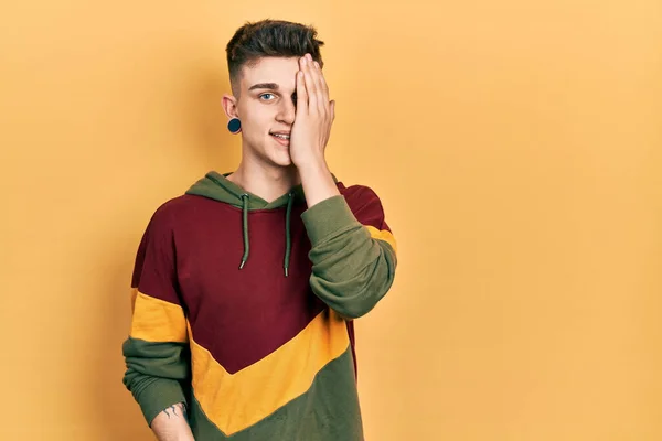 Ung Kaukasisk Pojke Med Öron Dilatation Bär Casual Sweatshirt Täcker — Stockfoto