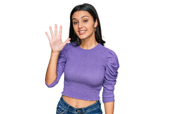 Junges Hispanisches Mädchen Trägt Lässige Kleidung Und Zeigt Mit Finger — Stockfoto