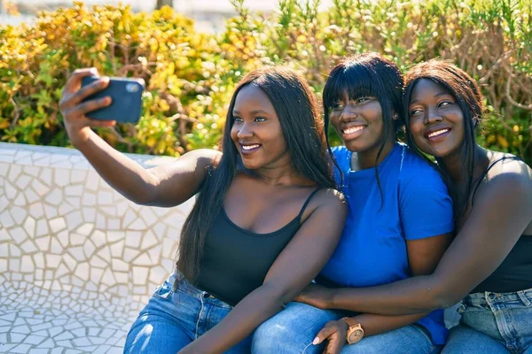 Tre Amici Afroamericani Sorridenti Felici Facendo Selfie Dallo Smartphone Parco — Foto Stock