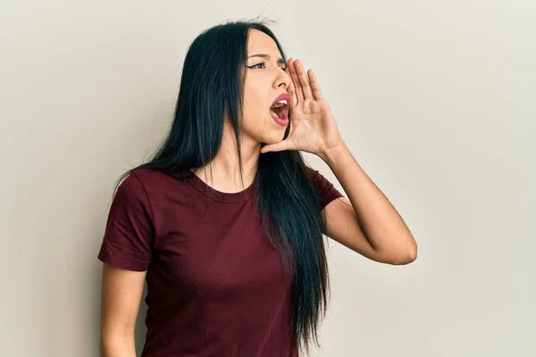 Junge Hispanische Mädchen Lässigem Shirt Schreien Und Schreien Laut Seite — Stockfoto