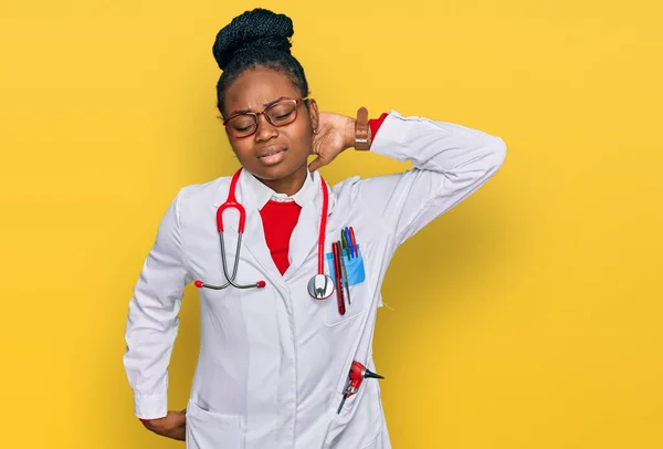Genç Afro Amerikan Kadın Doktor Üniforması Giyiyor Steteskop Boynu Ağrıyor — Stok fotoğraf