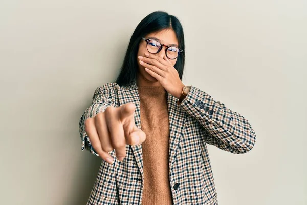 Joven Mujer China Con Estilo Negocios Gafas Que Ríen Señalando — Foto de Stock