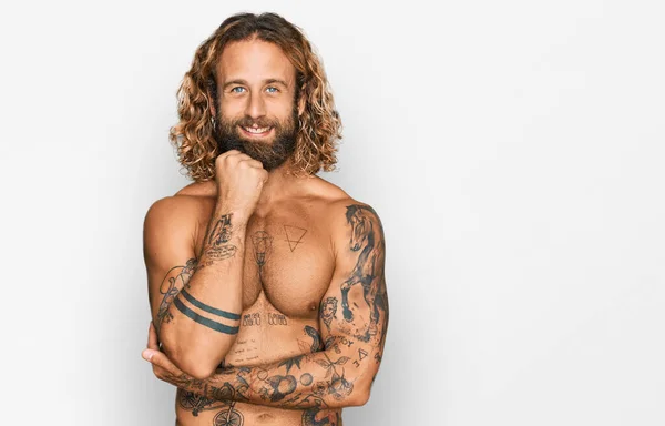 Красивий Чоловік Бородою Довгим Волоссям Стоїть Сорочки Демонструє Татуювання Рукою — стокове фото