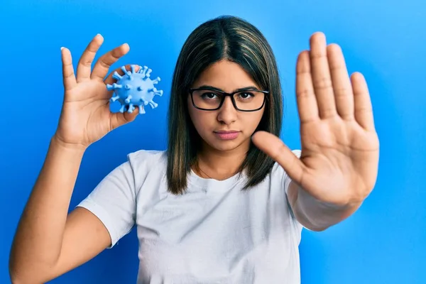 Młoda Latynoska Kobieta Trzyma Zabawki Wirusa Otwartą Ręką Robi Znak — Zdjęcie stockowe