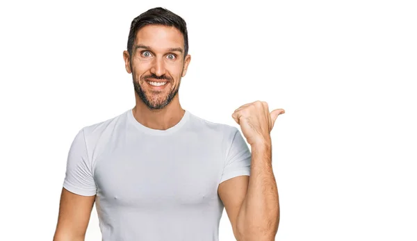 Schöner Mann Mit Bart Trägt Lässiges Weißes Shirt Lächelt Mit — Stockfoto