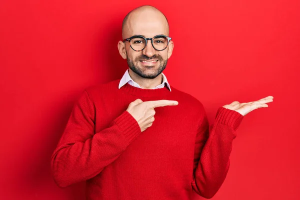 Jovem Careca Vestindo Roupas Casuais Óculos Espantados Sorrindo Para Câmera — Fotografia de Stock