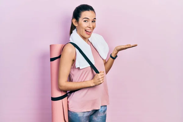 Jong Brunette Vrouw Holding Yoga Mat Vieren Prestatie Met Gelukkig — Stockfoto