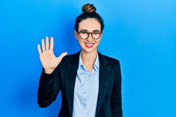 Menina Hispânica Jovem Vestindo Roupas Negócios Óculos Mostrando Apontando Para — Fotografia de Stock
