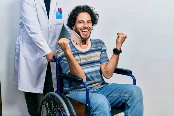 Bonito Homem Hispânico Sentado Cadeira Rodas Usando Colar Pescoço Celebrando — Fotografia de Stock