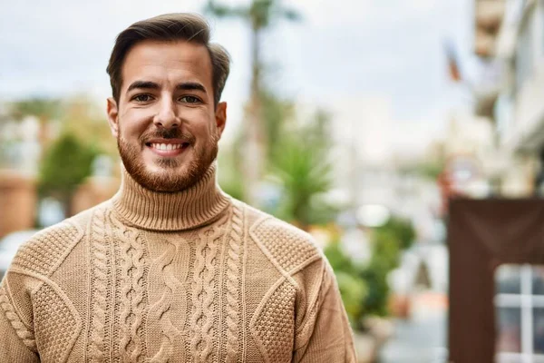 Joven Hombre Caucásico Sonriendo Feliz Pie Ciudad —  Fotos de Stock