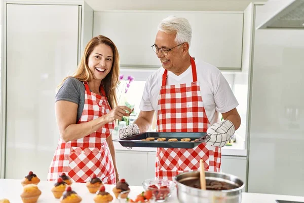 Casal Hispânico Meia Idade Sorrindo Biscoitos Cozimento Felizes Cozinha — Fotografia de Stock