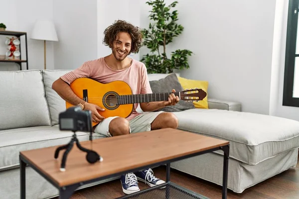 Ung Latinamerikansk Man Inspelning Med Kamera Spelar Klassisk Gitarr Hemma — Stockfoto