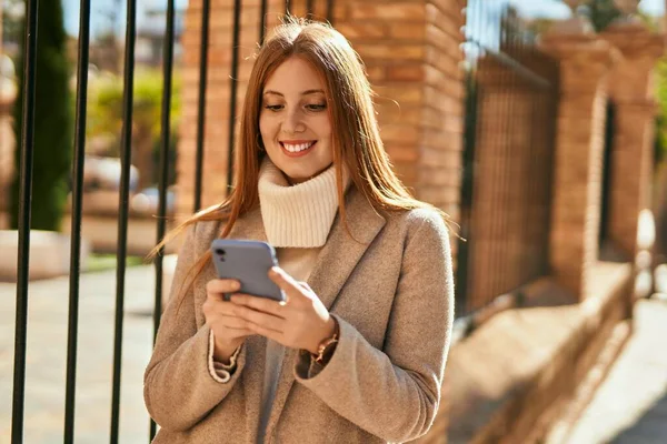 Jong Roodharig Meisje Glimlachen Gelukkig Met Behulp Van Smartphone Stad — Stockfoto