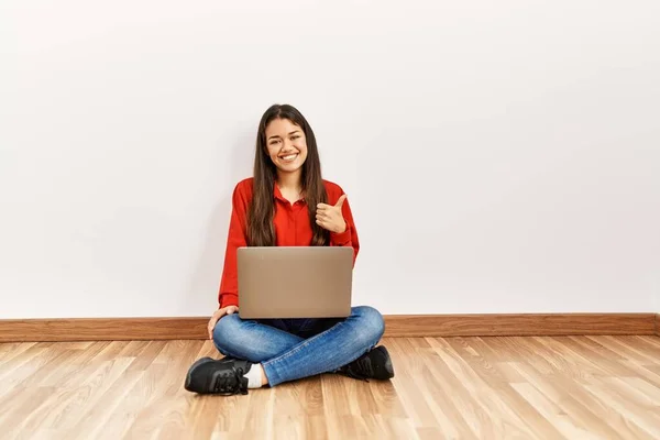 Mujer Morena Joven Sentada Suelo Habitación Vacía Con Ordenador Portátil —  Fotos de Stock