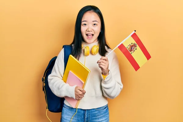 Joven Estudiante Intercambio Chino Sosteniendo Bandera España Celebrando Loco Sorprendido —  Fotos de Stock