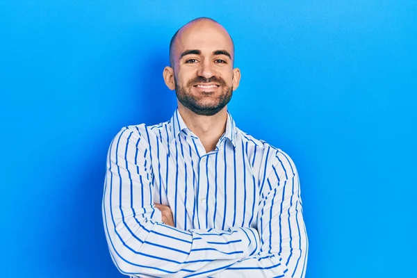 Jovem Careca Vestindo Roupas Elegantes Rosto Feliz Sorrindo Com Braços — Fotografia de Stock