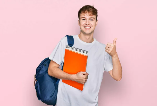 Joven Hombre Caucásico Usando Mochila Estudiante Sosteniendo Libros Sonriendo Feliz —  Fotos de Stock