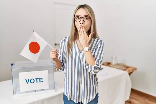 Asijská Mladá Žena Volbách Politické Kampaně Držící Japonskou Vlajku Ústech — Stock fotografie