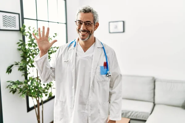 Homem Hispânico Meia Idade Vestindo Uniforme Médico Estetoscópio Sala Espera — Fotografia de Stock