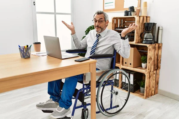 Μεσήλικας Ισπανός Που Εργάζεται Στο Γραφείο Και Κάθεται Αναπηρική Καρέκλα — Φωτογραφία Αρχείου