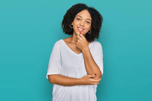 Junge Afroamerikanerin Lässiger Kleidung Die Selbstbewusst Die Kamera Blickt Mit — Stockfoto