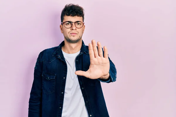 Jeune Homme Hispanique Portant Des Vêtements Décontractés Des Lunettes Cessent — Photo