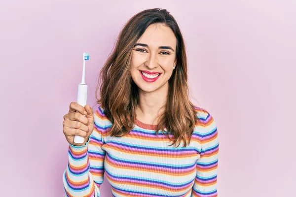 Menina Hispânica Jovem Segurando Escova Dentes Elétrica Olhando Positivo Feliz — Fotografia de Stock