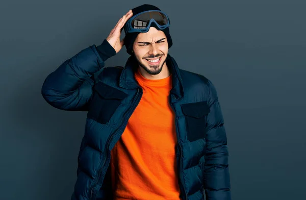 Jeune Homme Hispanique Avec Barbe Vêtu Neige Lunettes Ciel Confondre — Photo