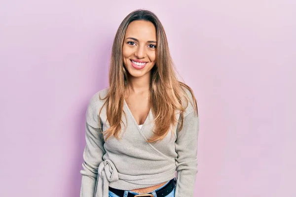 Bella Donna Ispanica Indossa Maglione Casual Con Sorriso Felice Fresco — Foto Stock