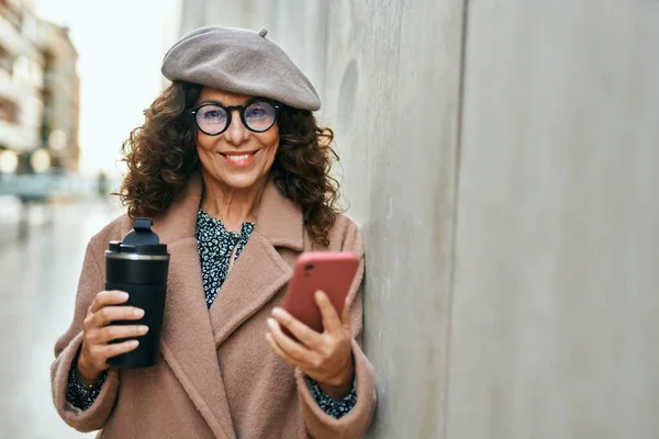 Mulher Hispânica Meia Idade Usando Smartphone Beber Café Cidade — Fotografia de Stock